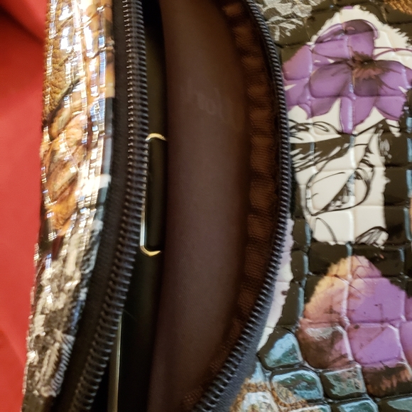 Roll aboard Mellow World Suitcase - Picture 3 of 4